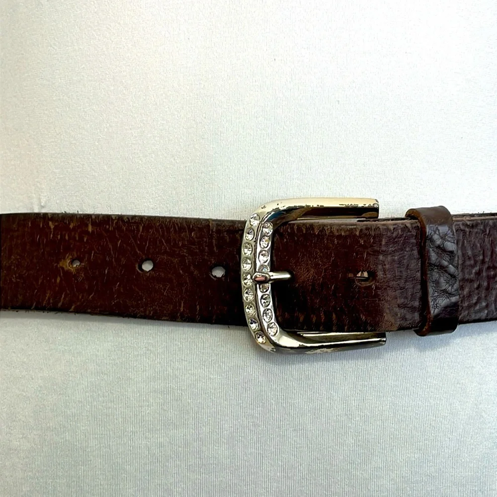 Fossil women’s Medium‎ brown leather belt. Silver buckle with rhinestones. EUC